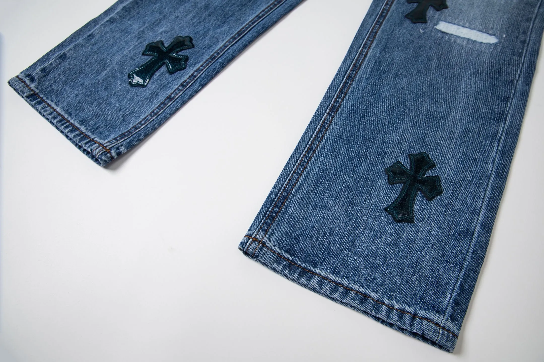 P260 high version (evergreen) Chrome Hearts/Chrome Hearts 25FW CH Blue Pants Starry Sky Hole Laminated Leather Cross Bamboo Jeans. It adopts starry sky theme patchwork elements, mostly presented in the shape of a cross, with glitter on the leather surface. Unique design. The details are in place, simple and elegant, and the workmanship is exquisite. The entire trousers are neatly routed and the details are in place! It’s also so cool that both men and women can easily control it. It’s a gender-neutral trendy up version. Style number: 1766# Color: blue Size: 28 30 32 34 36
